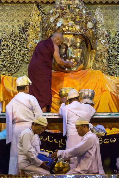 Mandalay Mianmar 2016 Október Rituális Napi Arc Mosó Mahamuni Buddha — Stock Fotó