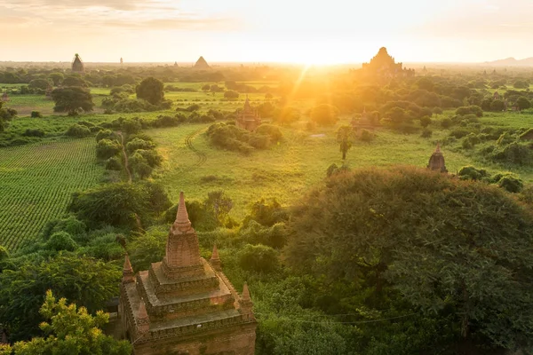 Amanecer sobre las antiguas pagodas — Foto de Stock