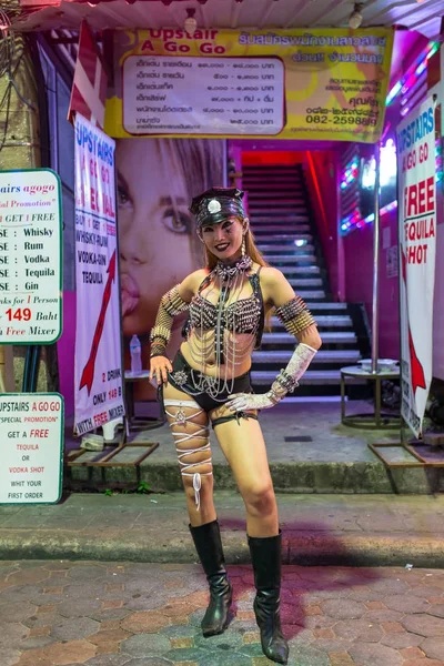 Pattaya, Tayland-7 Mart 2017: gece Pattaya Street yürüyüş. Gece hayatı ve eğlence için öncelikle bir turistik sokağım.