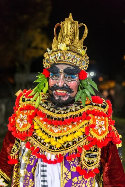 インドネシア バリ島のヒンドゥー教の寺院で伝統的なケチャダンス火儀式で悪の王ラーヴァナとバリのアーティストのウブド インドネシア 2016 肖像画 — ストック写真