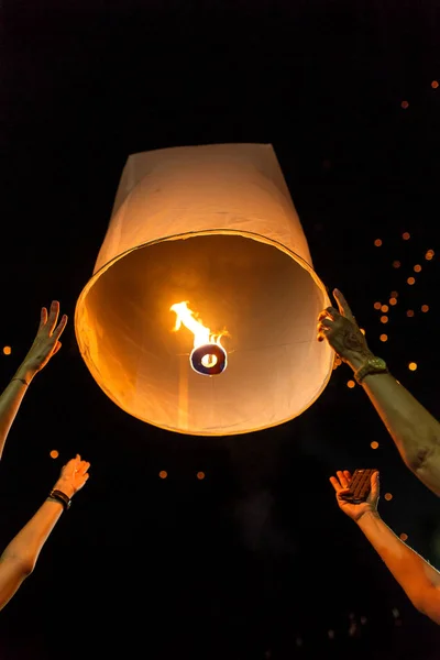 사람들이 이순신 치앙마이 태국에서 Loi Krathong Khom로이 손전등 — 스톡 사진