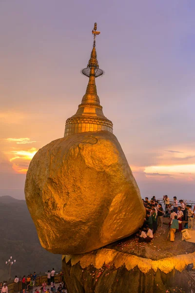Kyaikhtiyo Barma Října 2016 Kyaiktiyo Pagoda Nebo Golden Rock Myanmaru — Stock fotografie