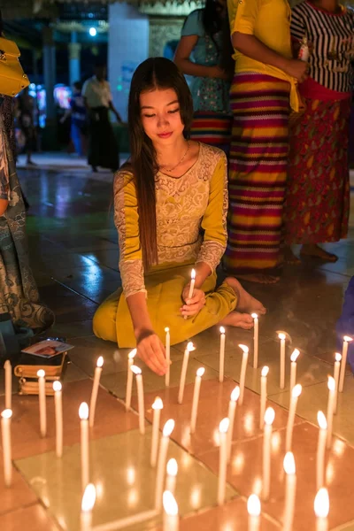 Mawlamyine Myanmar Octubre 2016 Hermosa Mujer Birmana Enciende Velas Templo —  Fotos de Stock