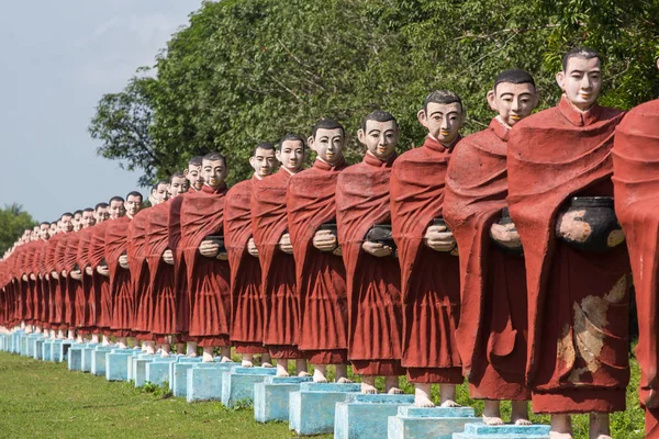 Sochy Buddhistických Mnichů Win Sein Taw Buddhy Kyauktalon Taung Poblíž — Stock fotografie