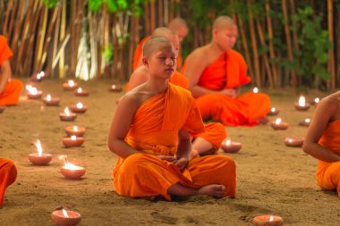 Chiang Mai, Tayland - 14 Kasım 2016: Loy Kratong Festivali, Budist rahip ateş mumlar Buddha ve yüzen lamba Phan Tao Tapınağı, Chiangmai, Tayland.