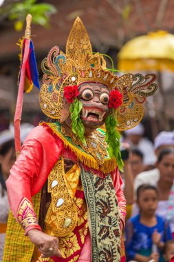 Kimliği belirsiz Bali insanlar Ubud, Bali Galungan kutlama sırasında geleneksel maskeli gerçekleştirme