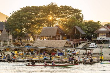 Vang Vieng, Laos - 19 Ocak 2017: Vang Vieng, Laos gün batımı sırasında riverfront Restaurant