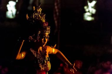 Ubud, Endonezya - 8 Ağustos 2016: Güzel Balili kadın danslar geleneksel bir Kecak ateşi dans törenle Hindu tapınağı.