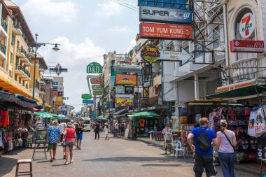 Bangkok, Tayland - 5 Şubat 2017: Turist ve backpackers Khao San Road Bangkok, Tayland için yürüyün. Khao San Road bir ünlü düşük bütçeli otel ve pansiyonlar ve Bangkok bölgedir.