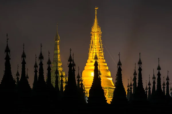 Kuthodaw Pagoda's nachts — Stockfoto