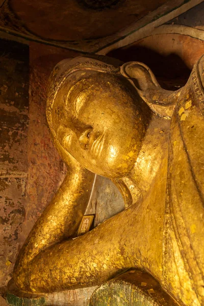 Estátua de buda reclinada dourada — Fotografia de Stock