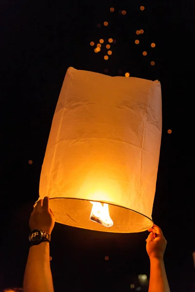 Thai People Release Khom Loi Sky Lanterns Peng Loi Krathong — Stock Photo, Image