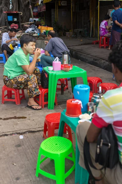 ミャンマー ヤンゴン 2016 日ミャンマー ヤンゴンの通り食品を食べて地元の人々 — ストック写真