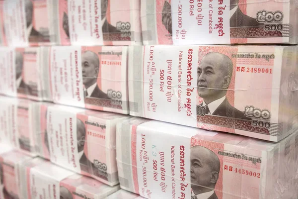 Phnom Penh, Kamboçya - 28 Şubat 2017: Kamboçya üzerinden 100 riel banknotlar yığınları