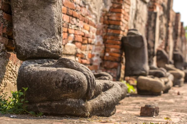 Detalj Många Huvudlösa Buddhor Längs Templet Vägg Wat Mahathat Tempel — Stockfoto