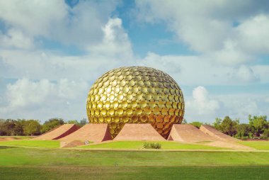 Matrimandir - altın tapınak içinde Auroville