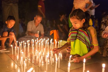 Mawlamyine, Myanmar - 16 Ekim 2016: Tanımlanamayan Birmanya kız ateş mumlar Thadingyut veya Mawlamyine, Burma'daki aydınlatma Festivali sırasında Budist tapınağında