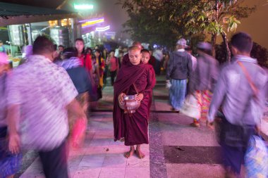 Kyaikhtiyo, Myanmar - 16 Ekim 2016: Kyaiktiyo pagoda veya altın rock, Myanmar yakınındaki sokaklarda sadaka ve teklifleri toplama Budist rahipler.