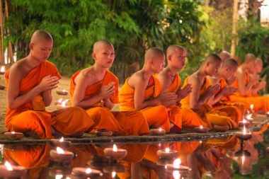 Chiang Mai, Tayland - 14 Kasım 2016: Budist rahipler Chiang Mai, Tayland Yi Peng Festivali sırasında Phan Tao tapınakta meditasyon.
