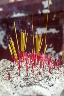 Tütsü brülör Budizm törenle