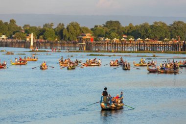 Mandalay Myanmar yakınındaki ünlü U olmak Köprüsü yakınlarında teknelerle günbatımı manzara