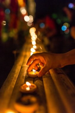 Tay insanlar mum Wat Phan Tao tapınak Tayland Yi Peng Festivali sırasında yangın.