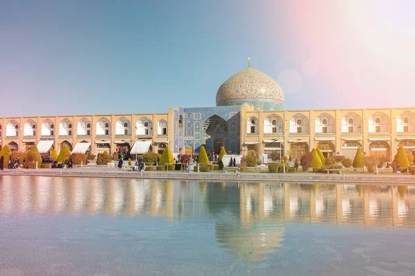 Sheikh Lotfollah moskee op het plein van de Jahan Naqhsh-e — Stockfoto