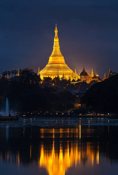 Shwedagon pagoda v noci — Stock fotografie