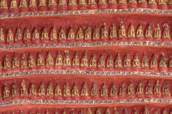 Alter Tempel Mit Buddhas Statuen Und Religiösen Schnitzereien Auf Kalksteinfelsen — Stockfoto