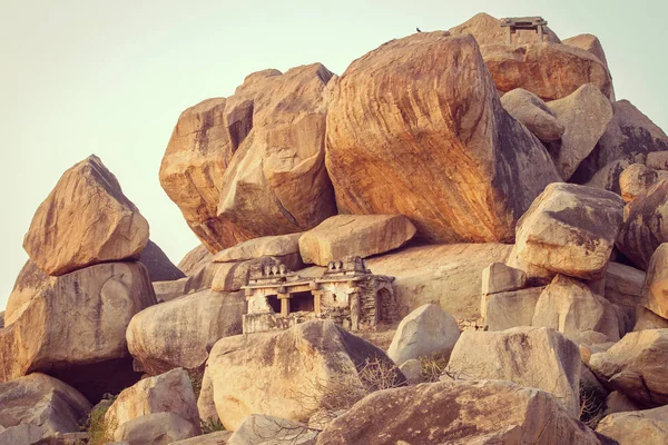Antigo templo entre pedras em Hampi — Fotografia de Stock