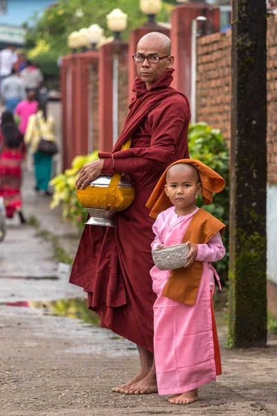 Kyaikhtiyo Myanmar Octobre 2016 Moine Bouddhiste Avec Une Petite Fille — Photo