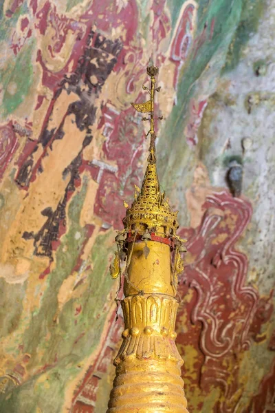 Boeddhistische pagodes in Yathaypyan grot — Stockfoto