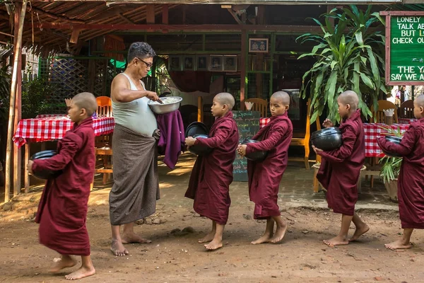 Bagan Myanmar Ottobre 2016 Giovani Novizi Buddisti Camminano Raccogliere Elemosine — Foto Stock