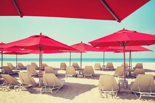 Esernyők a homokos parton — Stock Fotó