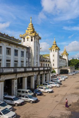 Yangon, Myanmar - 29 Eylül 2016: Yangon merkez demiryolu İstasyonu Burma.