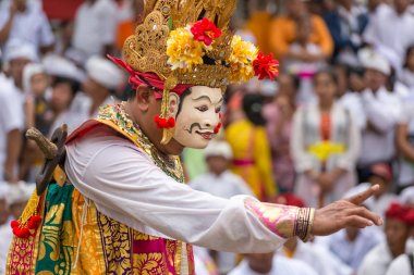 Bali, Endonezya - 17 Eylül 2016: tanımlanamayan Bali insanlar Ubud, Bali Galungan kutlama sırasında geleneksel maskeli gerçekleştirme