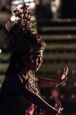 Ubud, Endonezya - 8 Ağustos 2016: Güzel Balili kadın danslar geleneksel bir Kecak ateşi dans törenle Hindu tapınağı.