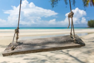 Ahşap salıncak Tayland Koh Kood adada plajda asılı.