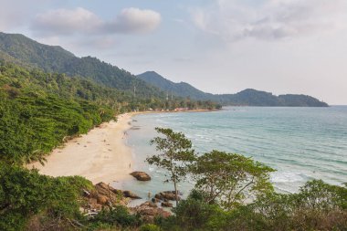 Koh Chang, Tayland - 19 Şubat 2017: Tayland Koh Chang Adası günbatımı sırasında yalnız beach