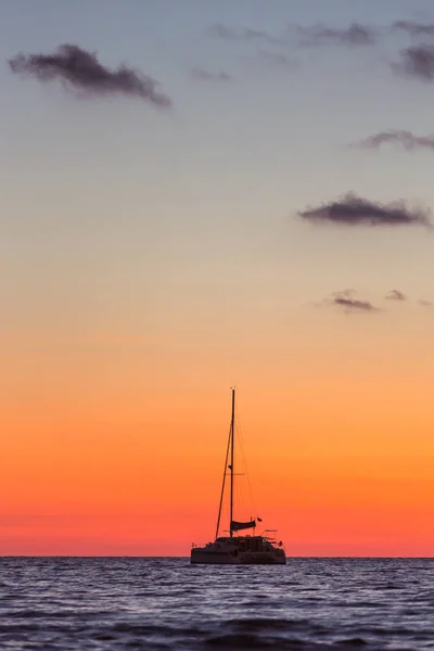 Yacht i havet vid solnedgången — Stockfoto