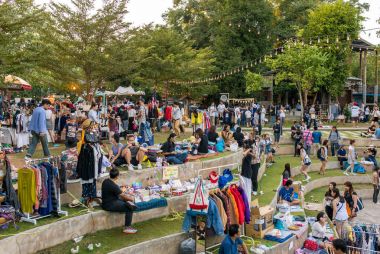 Chiang Mai, Tayland - 26 Kasım 2016: Baan Kang Wat Chiang Mai süslü modern el yapımı Pazar.