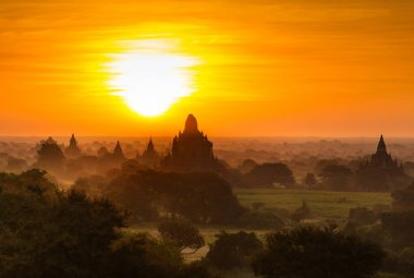 Antik pagodadan Bagan, Myanmar üzerinde güzel gündoğumu