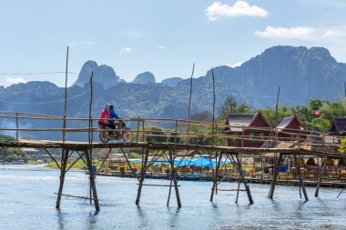 Vang Vieng, Laos - 19 Ocak 2017: Nam şarkı nehir Vang Vieng, Laos, ahşap köprüden