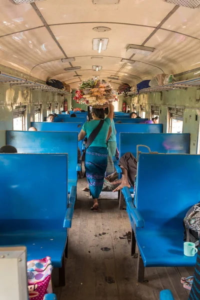 Mandalay Myanmar Oktober 2016 Unbekannte Burmesische Frau Verkauft Schlangen Zug — Stockfoto