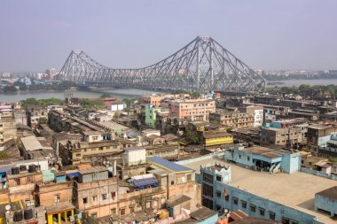 Howrah bridge - gün Kalküta, Hindistan boyunca Hooghly nehrinde tarihi kapanır köprü prensibine göre. Üstten Görünüm fotoğraf