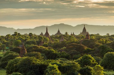 Antik pagodadan Bagan, Myanmar üzerinde güzel gündoğumu