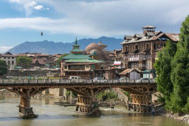 Riverside görüntülemek eski kasaba Srinagar köprüden üzerinden Jhelum nehir, Jammu and Kashmir, Türkiye genelinde.