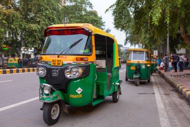 Delhi, Hindistan - 2 Ağustos 2017: Tuk tuk - geleneksel Hint moto çekçek taksi Istanbul caddelerinden tarihinde
