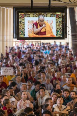 Dharamsala, Hindistan - 6 Haziran 2017: yabancılar öğretileri onun yurdunda Dharamsala, Hindistan vererek onun kutsallık 14 Dalai Lama Tenzin Gyatso dinlerken.