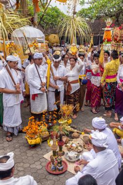 Bali, Endonezya - 17 Eylül 2016: tanımlanamayan yerel halkın geleneksel Endonezya elbiseler take parçası geleneksel Balinese kabul töreni hindu Tapınağı giyiyor.